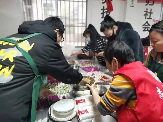 残疾人辅助性就业中心特别举办了一场"情暖冬至节,快乐包饺子"活动